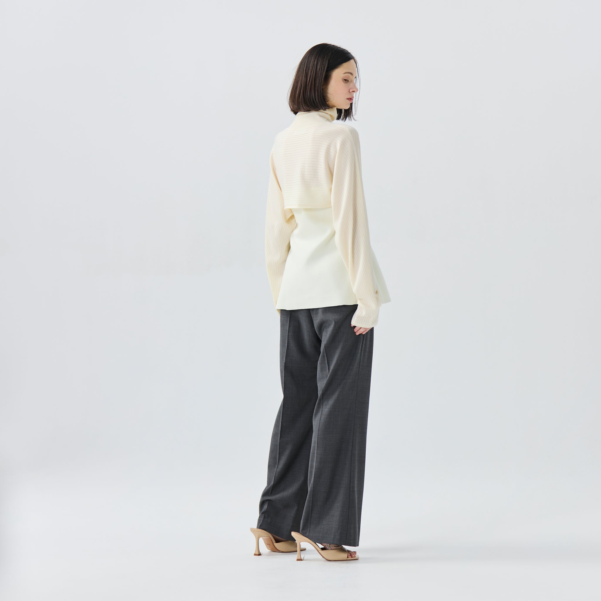 ペプラムプルオーバーニット