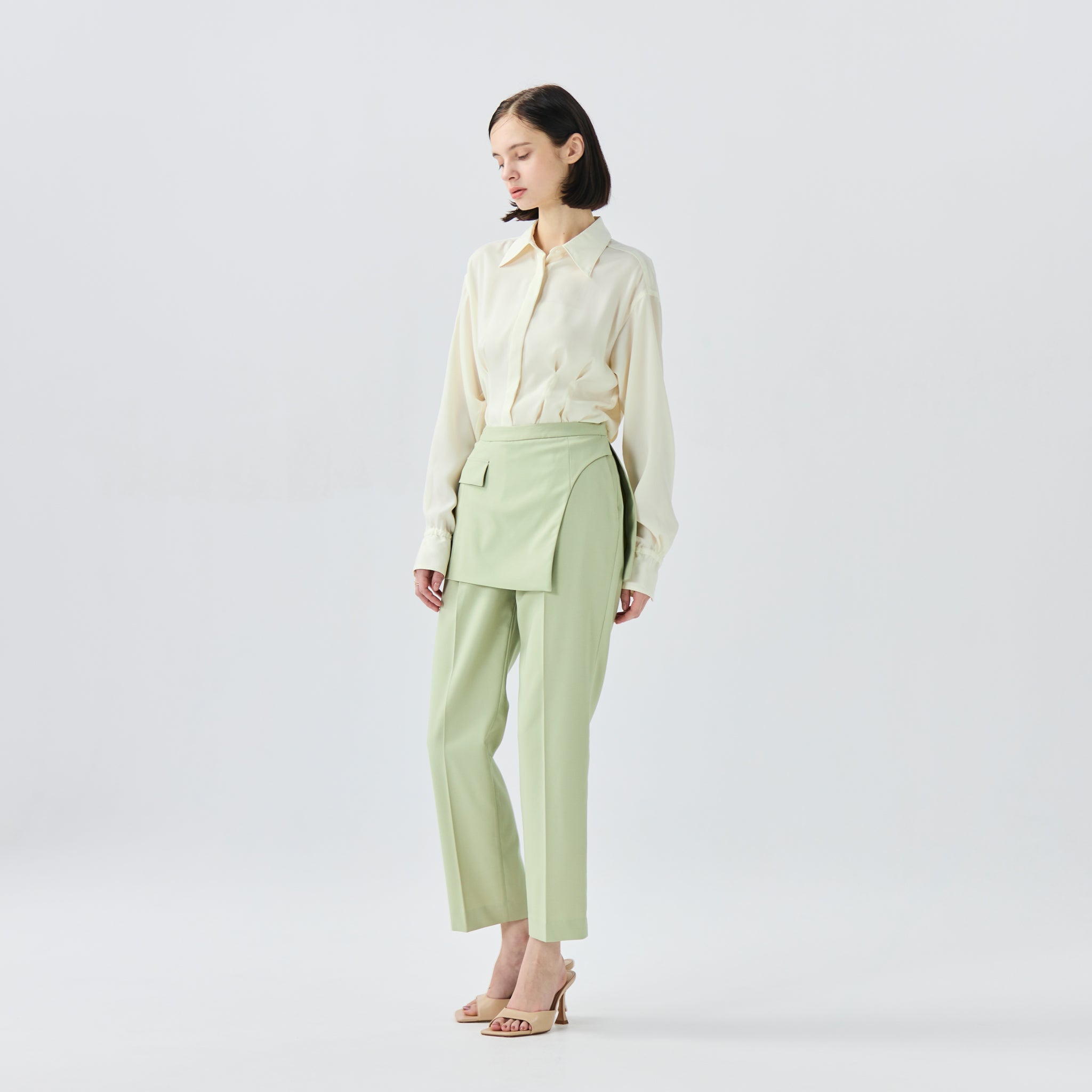 インバーテッドタックブラウス