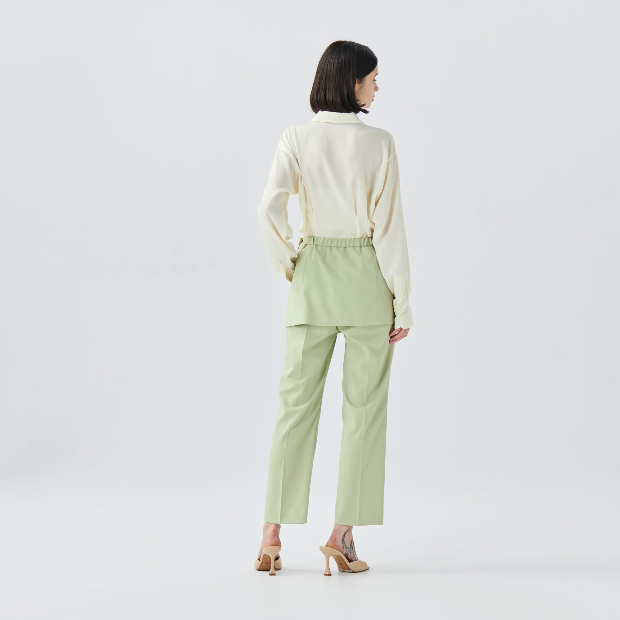 インバーテッドタックブラウス